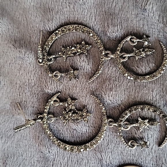 🤎 Sparkly Crescent Moon Earrings 🌙 - Picture 7 of 8